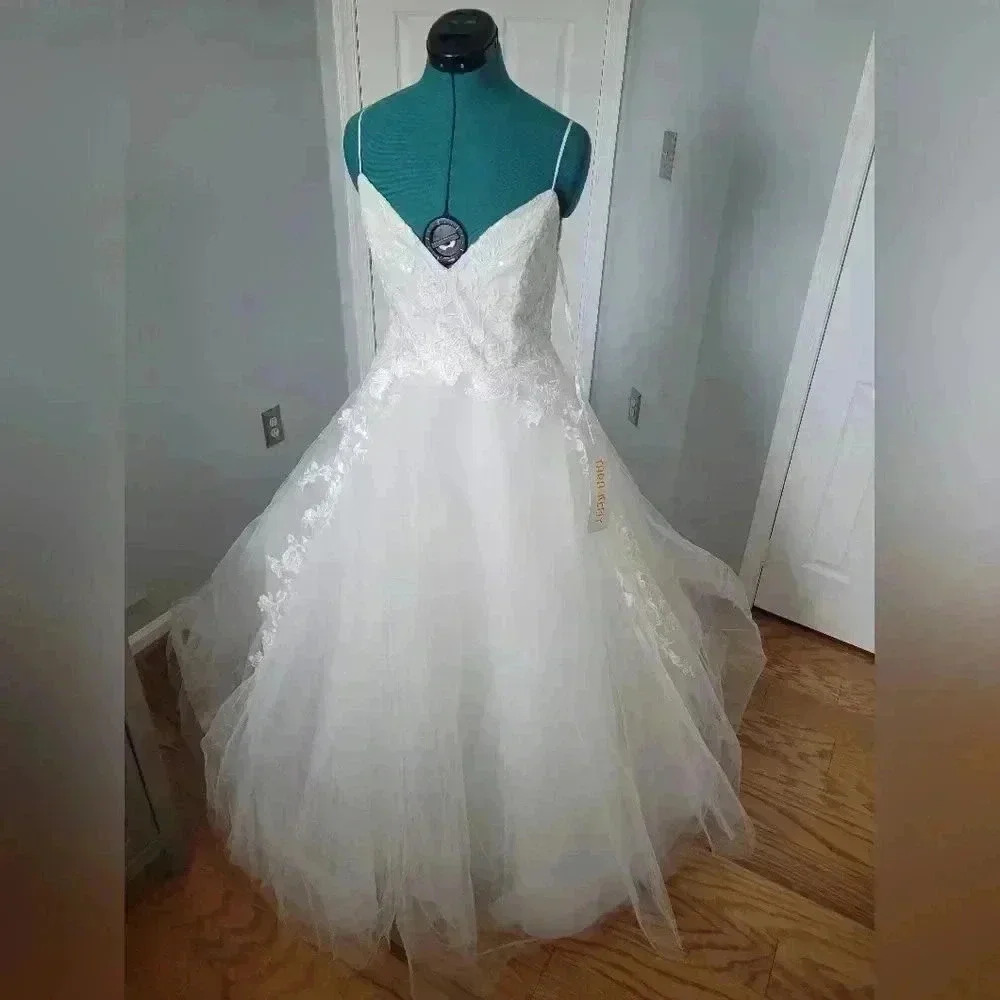 NWT Tara Keely Rhea Size 12 (US 8) Ballgown Wedding Dress with Floral appliques